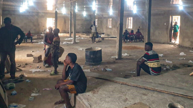 NIGÉRIA: Os terroristas reduziram Adama Dutse a cinzas. A fé e a ajuda da Fundação AIS permitiram a sua reconstrução