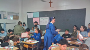 A Fundação Pontifícia Ajuda à Igreja que Sofre (Fundação AIS) tem vindo a ajudar escolas em todo o Médio Oriente a subsistir durante estes anos de crise. Na Terra Santa, na Síria e no Líbano, a Fundação AIS está a ajudar mais de 15 mil alunos a permanecerem em mais de 200 escolas cristãs.