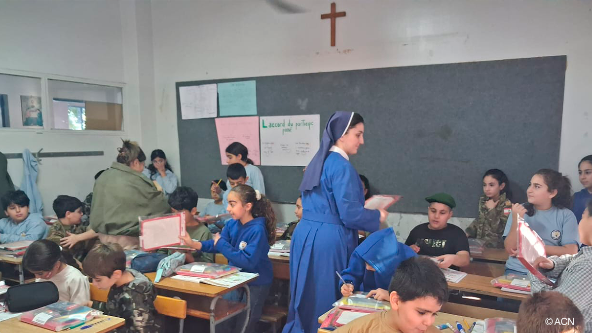 A Fundação Pontifícia Ajuda à Igreja que Sofre (Fundação AIS) tem vindo a ajudar escolas em todo o Médio Oriente a subsistir durante estes anos de crise. Na Terra Santa, na Síria e no Líbano, a Fundação AIS está a ajudar mais de 15 mil alunos a permanecerem em mais de 200 escolas cristãs.