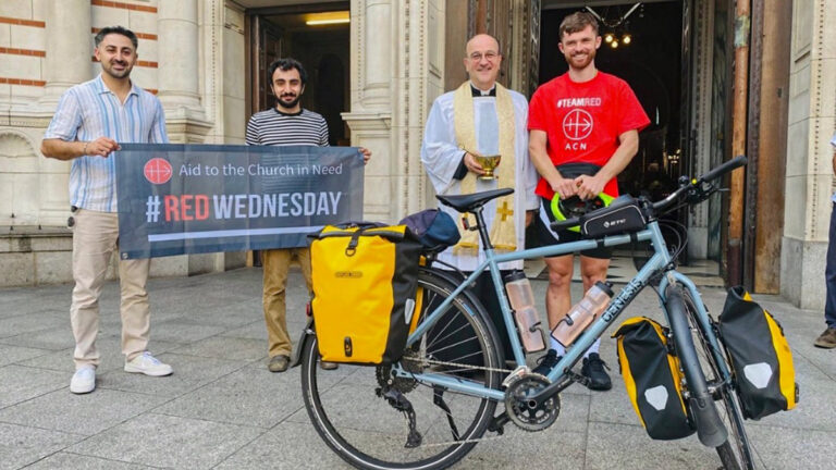 SOLIDARIEDADE: Britânico vai pedalar de Londres até Jerusalém para apoiar os Cristãos perseguidos no mundo
