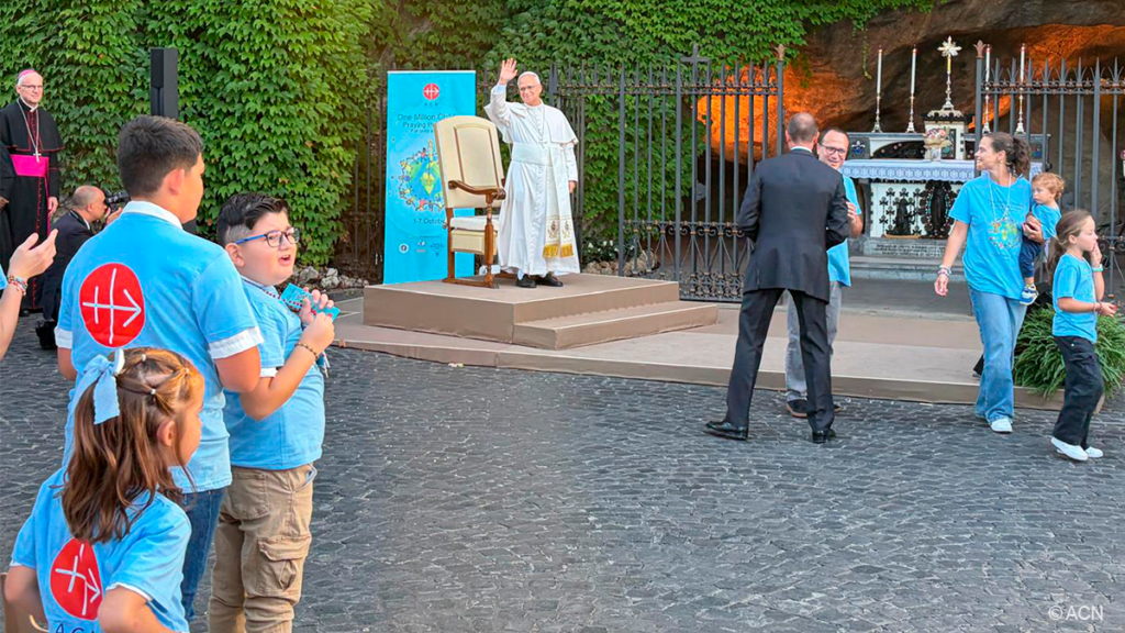O Papa Leão XIV juntou-se ontem à tarde a centenas de crianças que na Gruta de Lourdes, nos jardins do Vaticano, rezaram o Terço pela paz. Foi o início da jornada de oração promovida a nível internacional pela Fundação AIS, que se vai estender até à próxima quarta-feira, dia 7.
