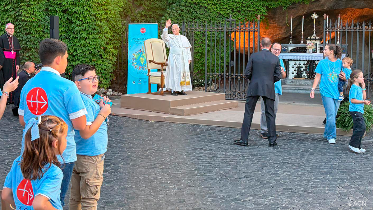 O Papa Leão XIV juntou-se ontem à tarde a centenas de crianças que na Gruta de Lourdes, nos jardins do Vaticano, rezaram o Terço pela paz. Foi o início da jornada de oração promovida a nível internacional pela Fundação AIS, que se vai estender até à próxima quarta-feira, dia 7.